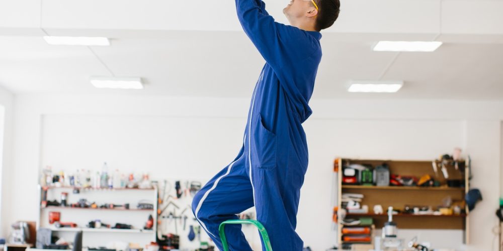 electrician-installing-air-conditioning-unit-on-a-RKEU23C