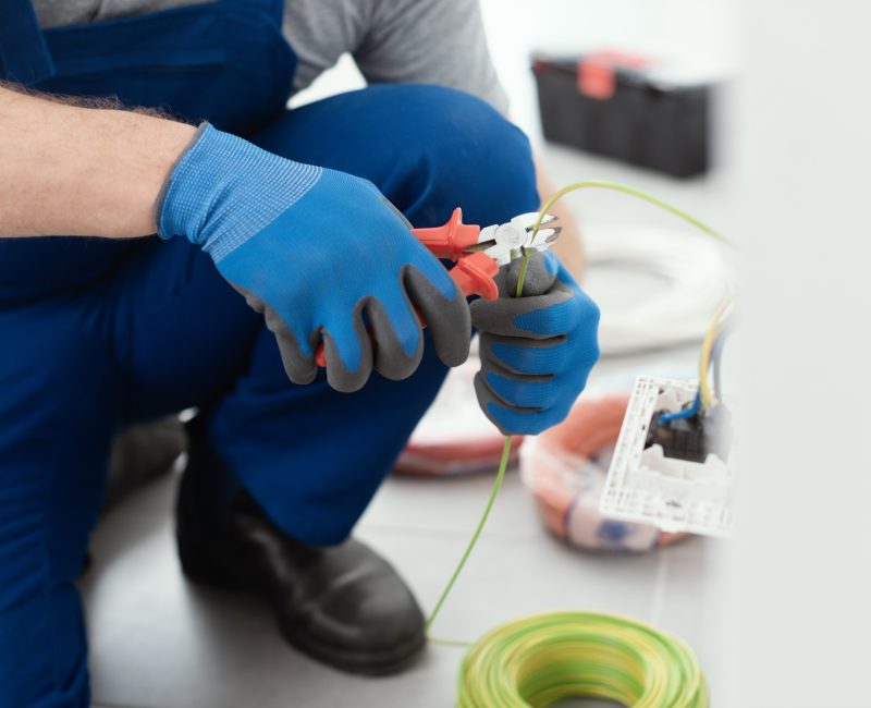 professional-electrician-working-on-the-electrical-652FBFF (4)