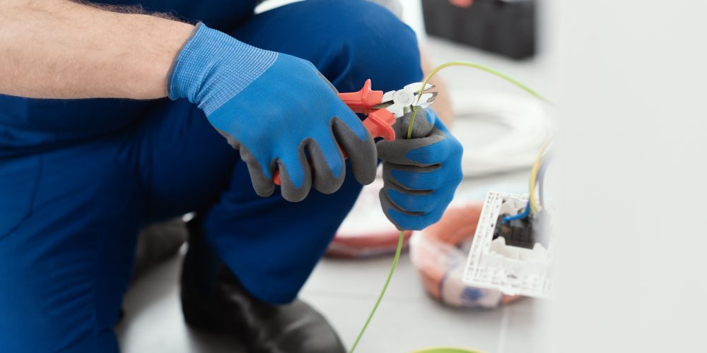 professional-electrician-working-on-the-electrical-652FBFF (4)